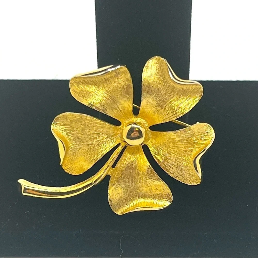 Sarah Coventry 5 Petal Flower/dogwood leaf Pin Brooch Brushed Gold Toned Signed